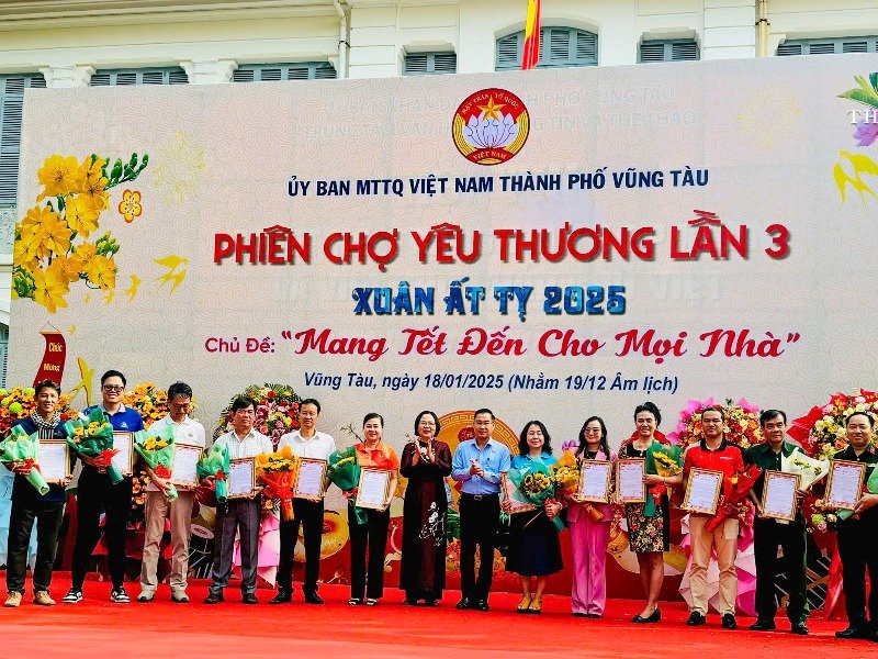 TDG GROUP THAM GIA PHIÊN CHỢ YÊU THƯƠNG – TRAO TẶNG CÁC PHẦN QUÀ THIẾT YẾU ĐẾN BÀ CON KHÓ KHĂN TRÊN ĐỊA BÀN TP. VŨNG TÀU